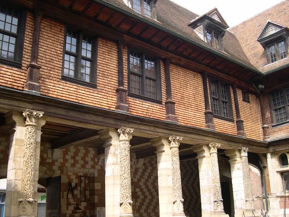  joli petit immeuble